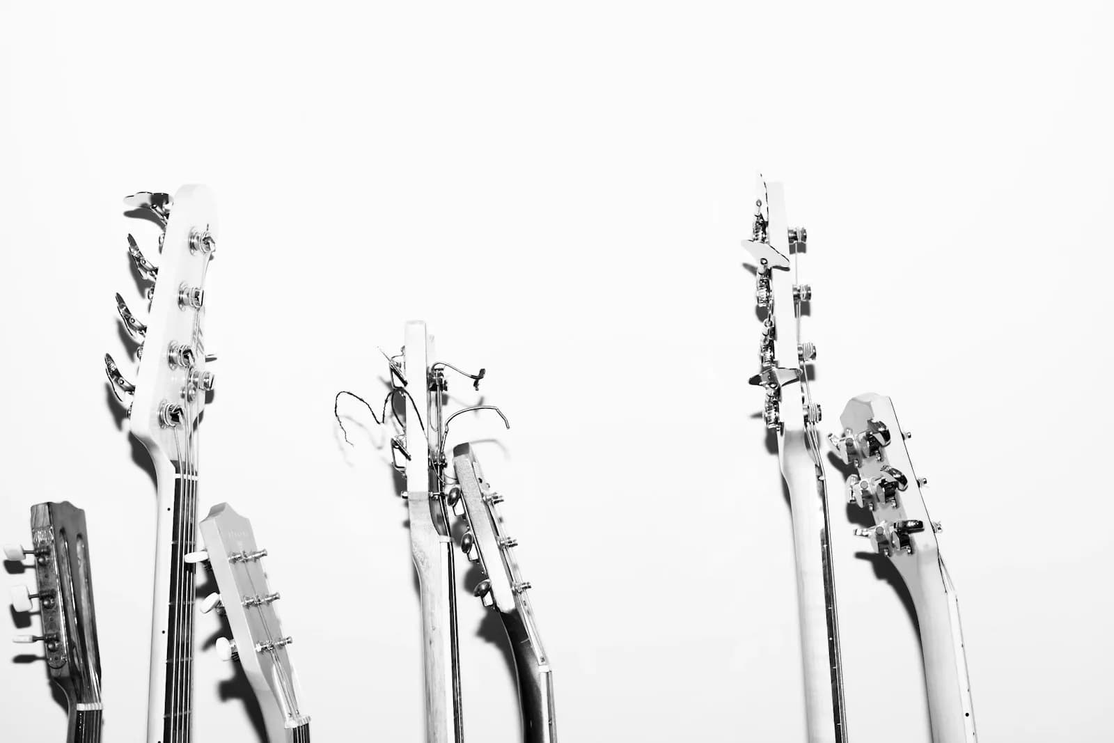 Guitarra solista com pilha de amplificadores sob luz quente